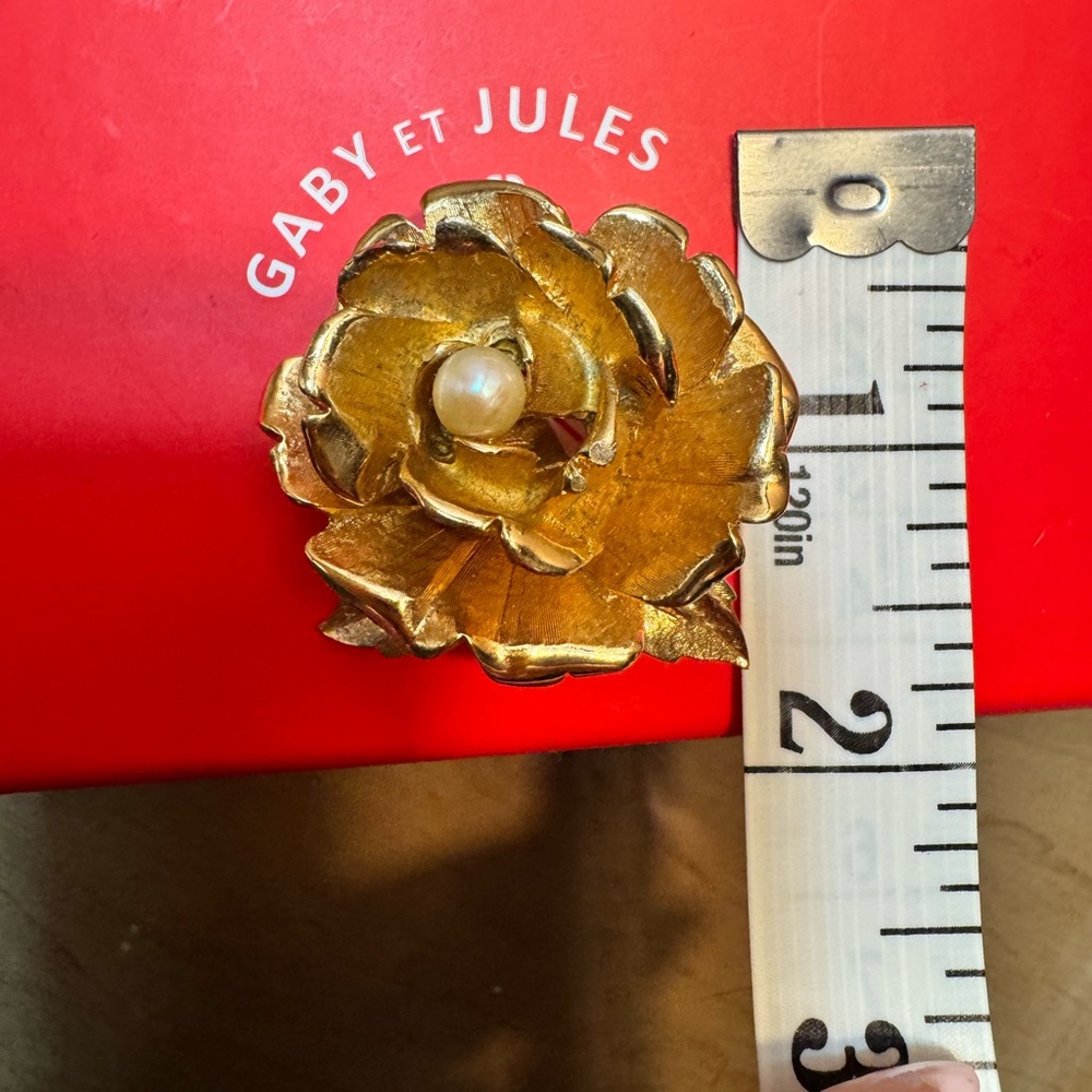 Elegant Broucher Vintage Gold Flower Brooch with a Stunning Pearl Center - Picture 6 of 6
